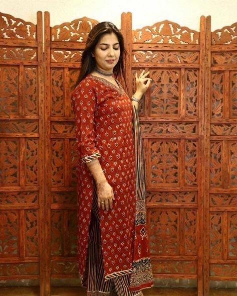 Brown Kurta Set with Stylish Line Print Dupatta & Trouser